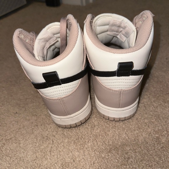 Nike 2022
Wmns Dunk High 'Fossil Stone' Authentication email available - Picture 4 of 5